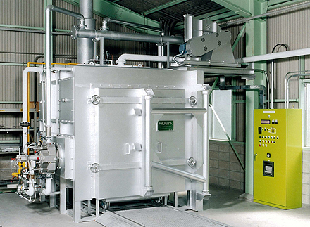 Heat treatment furnace by self-regenerative burners